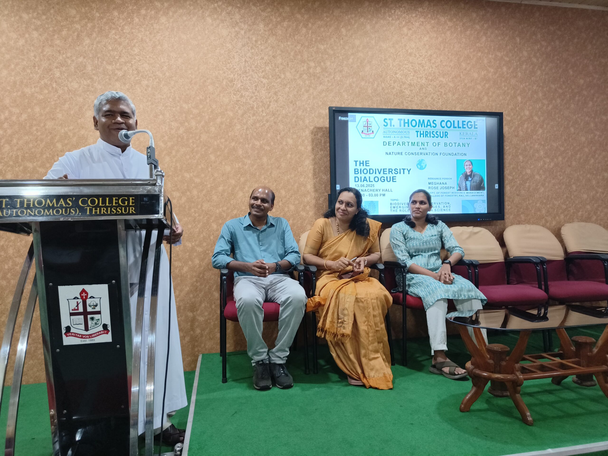 റവ. ഡോ. മാർട്ടിൻ കെ. എ. ജൈവ വൈവിധ്യ സംവാദം ഉത്ഘാടനം ചെയ്യുന്നു.