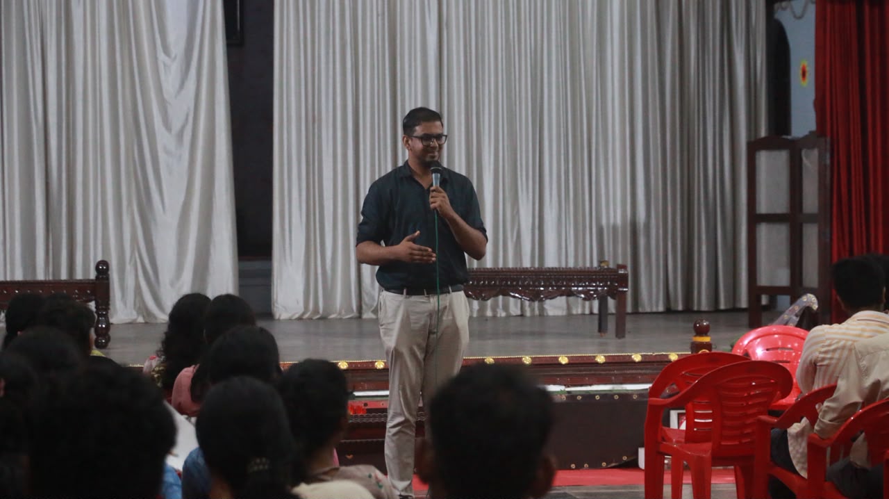 Students attending the Student Induction Programme 2026 inaugural session at Prajyoti Niketan College, Pudukad.